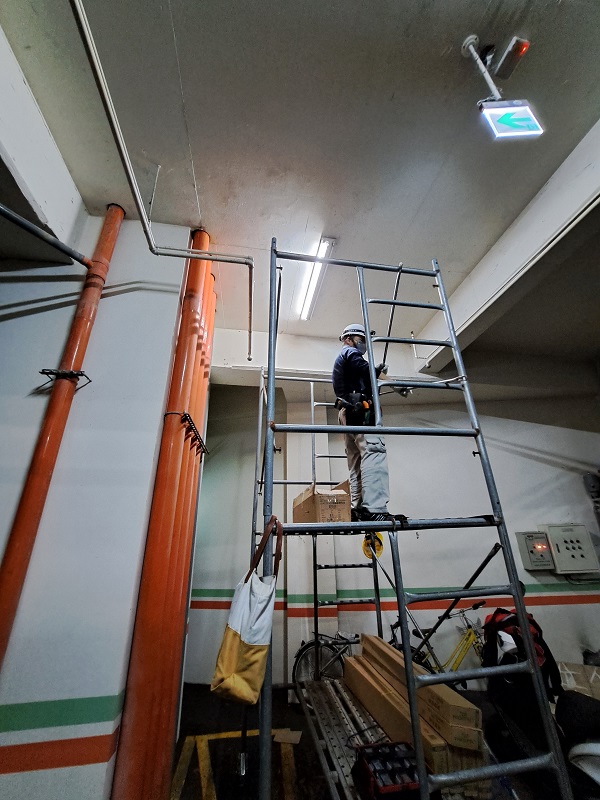 地下停車場感應燈管更換